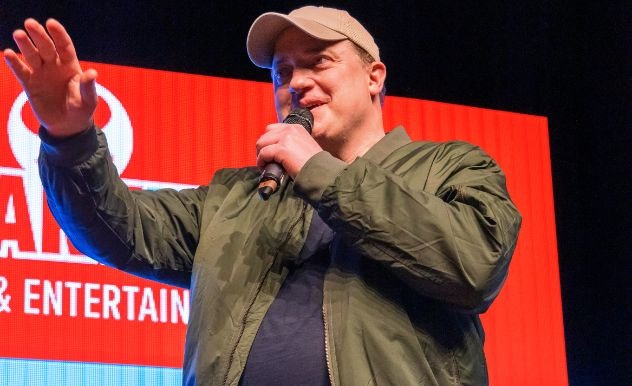 brendan fraser waving to crowd