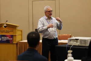 Industry expert presenting to a full room of IT service and support professionals during an educational conference session at HDI Service & Support World.