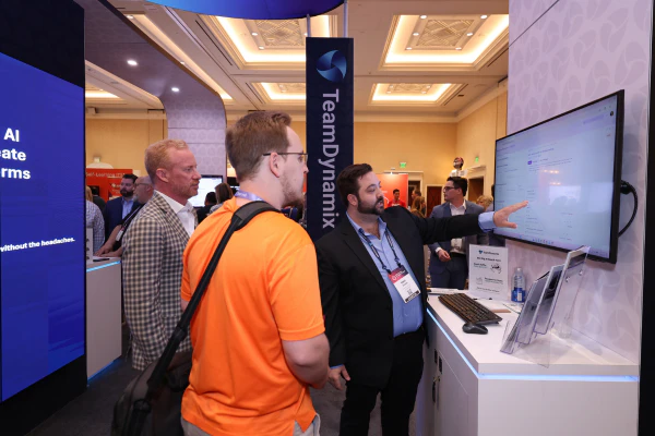 ITSM vendor demonstrating an IT service management platform to an attendee at HDI Service & Support World