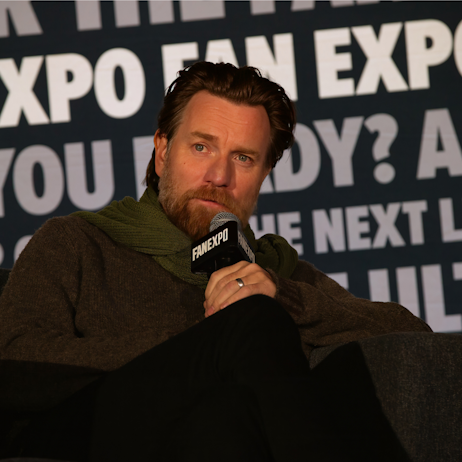 Ewan McGregor sitting on his panel and holding a FAN EXPO mic (here comes the smolder)