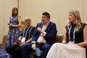 Industry experts participate in a panel discussion, sharing diverse perspectives and answering attendee questions at HDI Service & Support World.