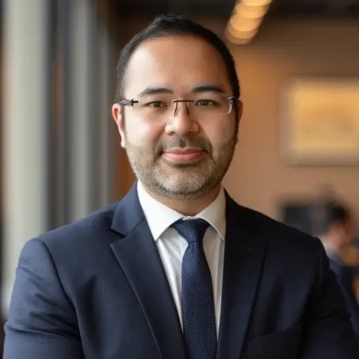 Alfonso Erik Nomura, palestrante do Healthcare Innovation Show, homem de terno escuro e óculos.