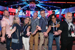 Attendees celebrate, network, and enjoy live entertainment during the HDI Service & Support World Conference Party.