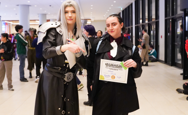 BreadBren poses with a Silco cosplayer who they awarded a cosplay hallway award