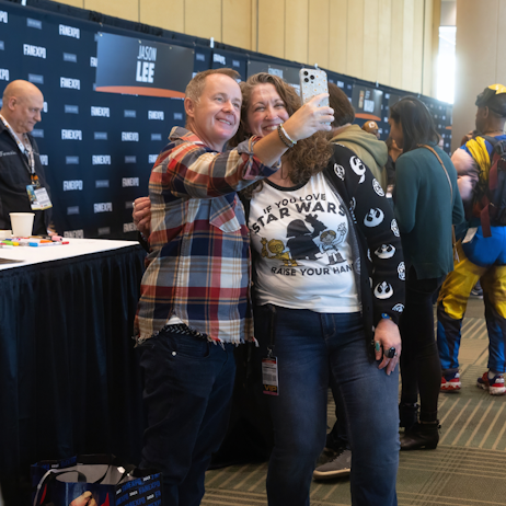 Billy Boyd taking a selfie with a fan on the fan's phone