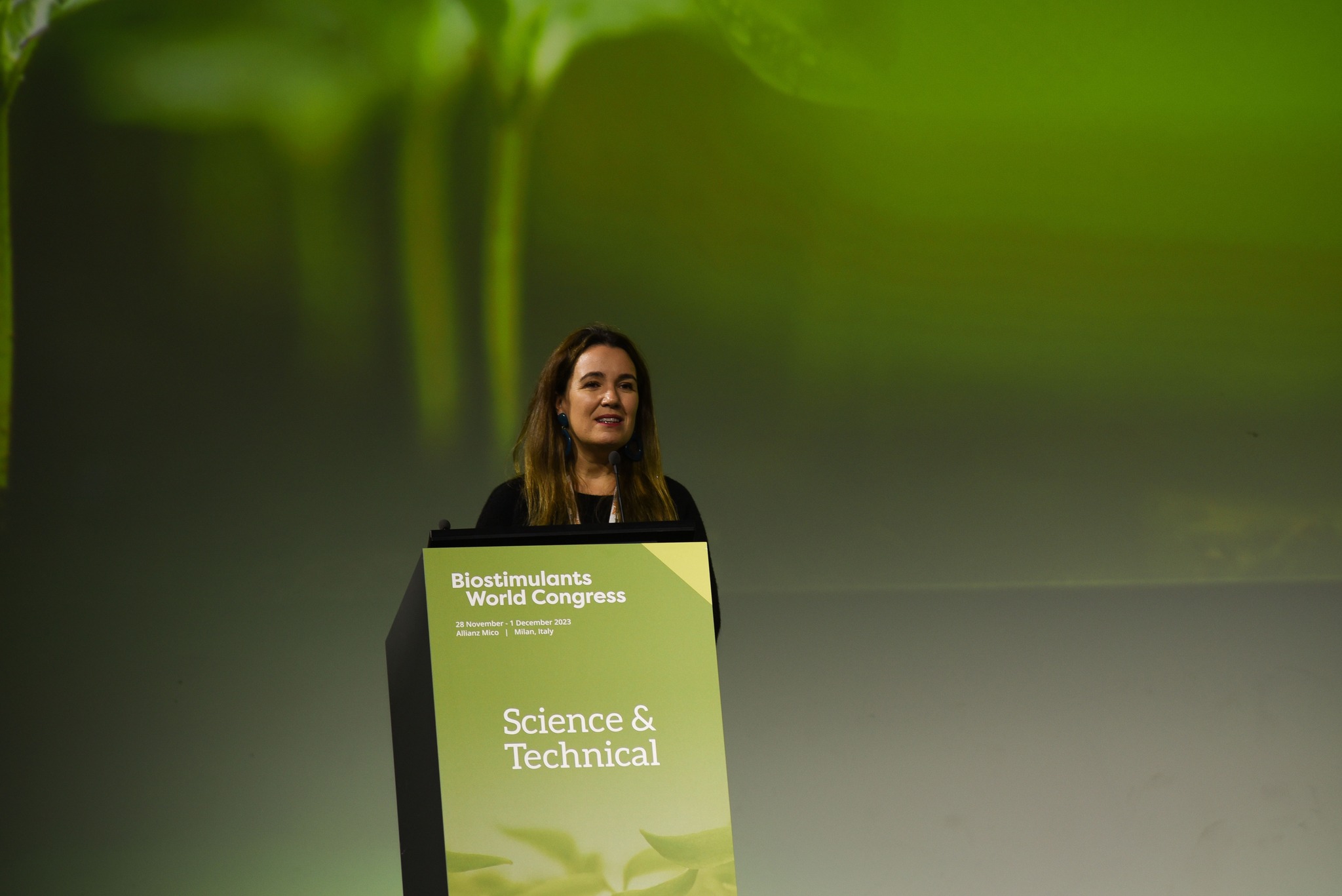 Woman presenting at the Biostimulants World Congress 2023 in Milan