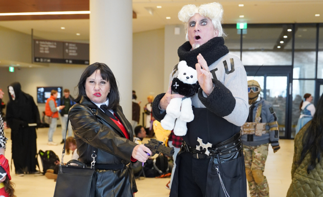 Cosplayers dressed as Mugatu and Katinka (Zoolander)take fighting stance 