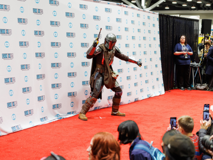 Cosplayer in Mandalorian outfit
