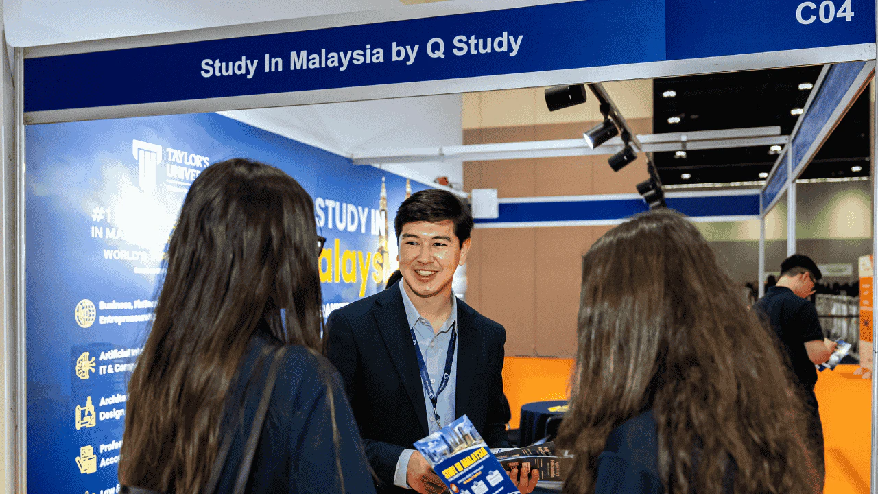 Students engage with University representatives about programmes and scholarships at Najah Al Ain fair.