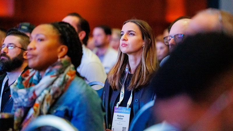 Data Center World Attendees taking group selfie