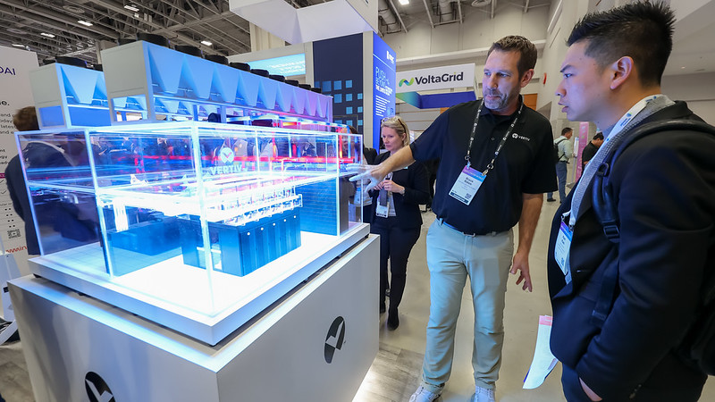 Exhibitor talking to Data Center World attendees