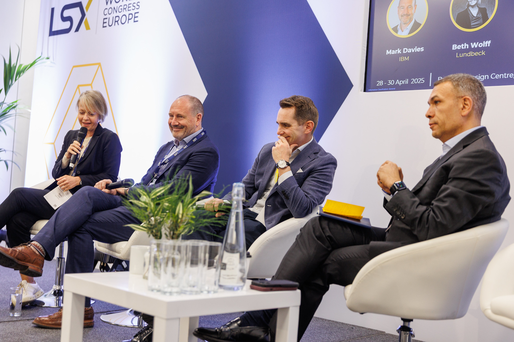 LSX Congress attendees watching the stage