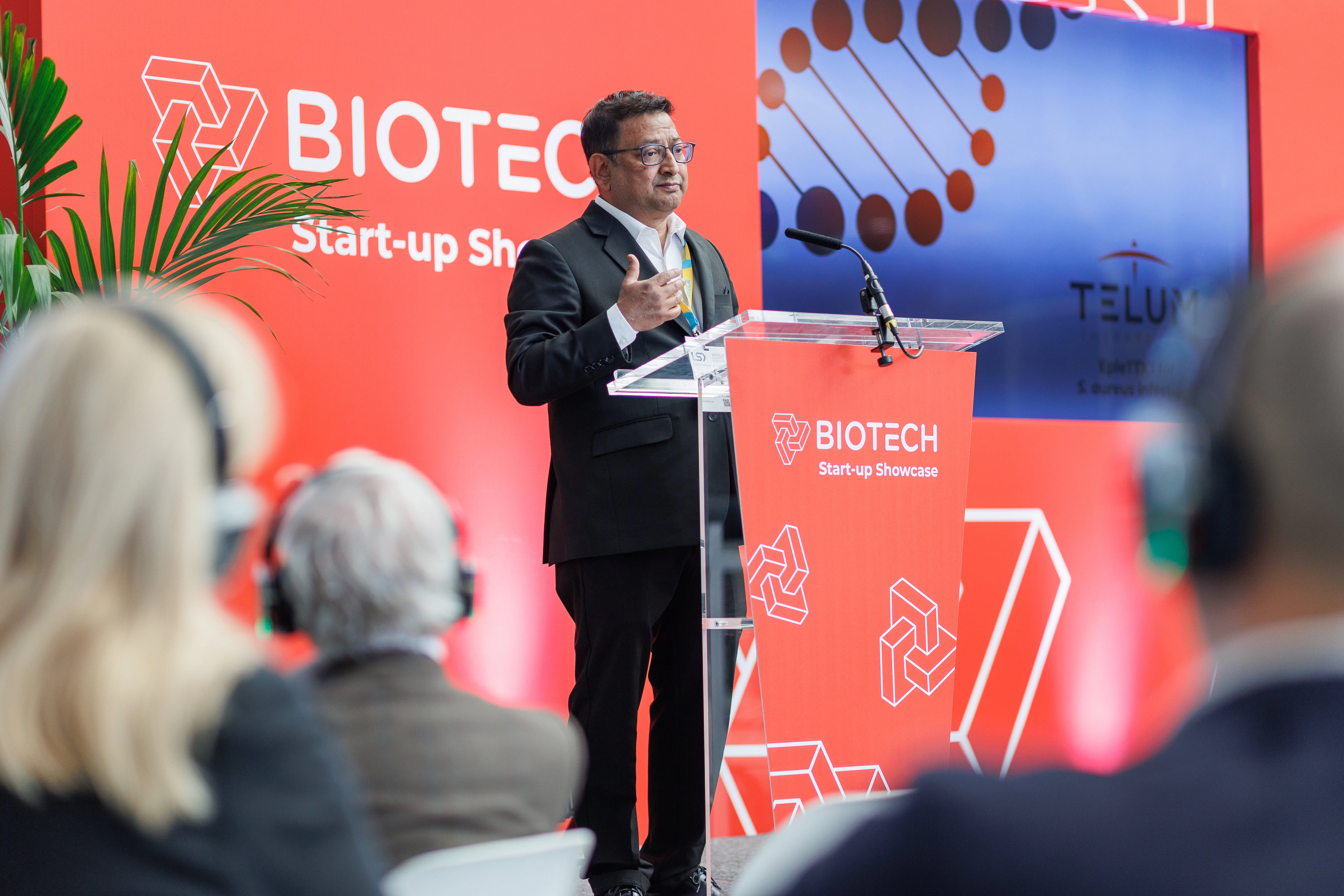 2x Premium Tickets + Presentation