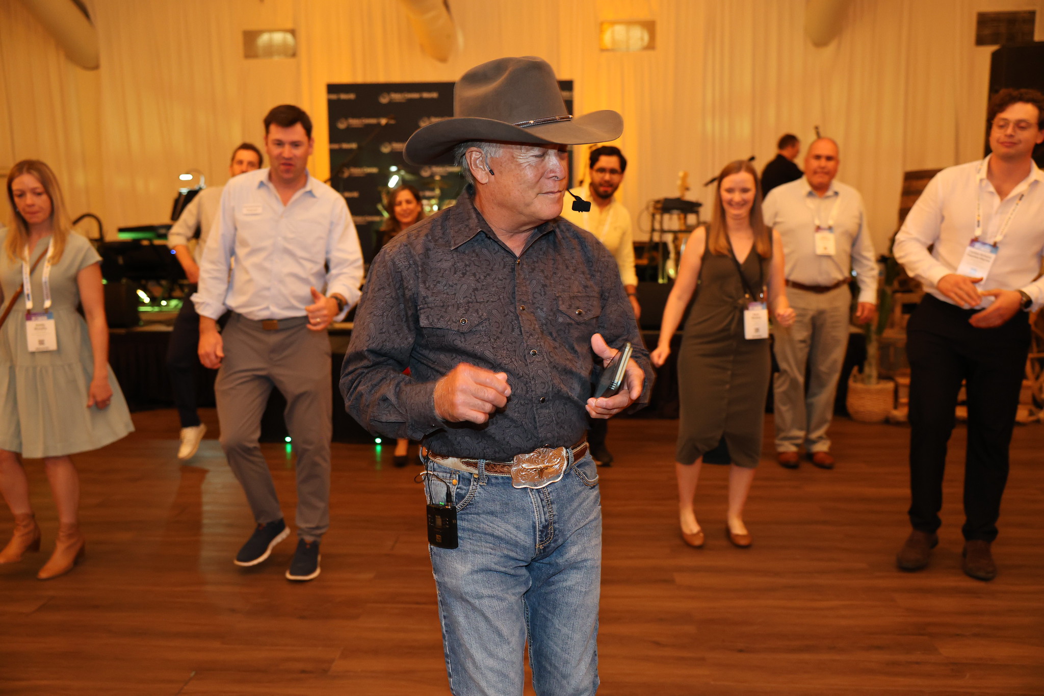 Bill Kleyman takes a selfie with Data Center World attendees