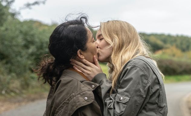 Villanelle and Eve from Killing Eve kiss in the middle of the road