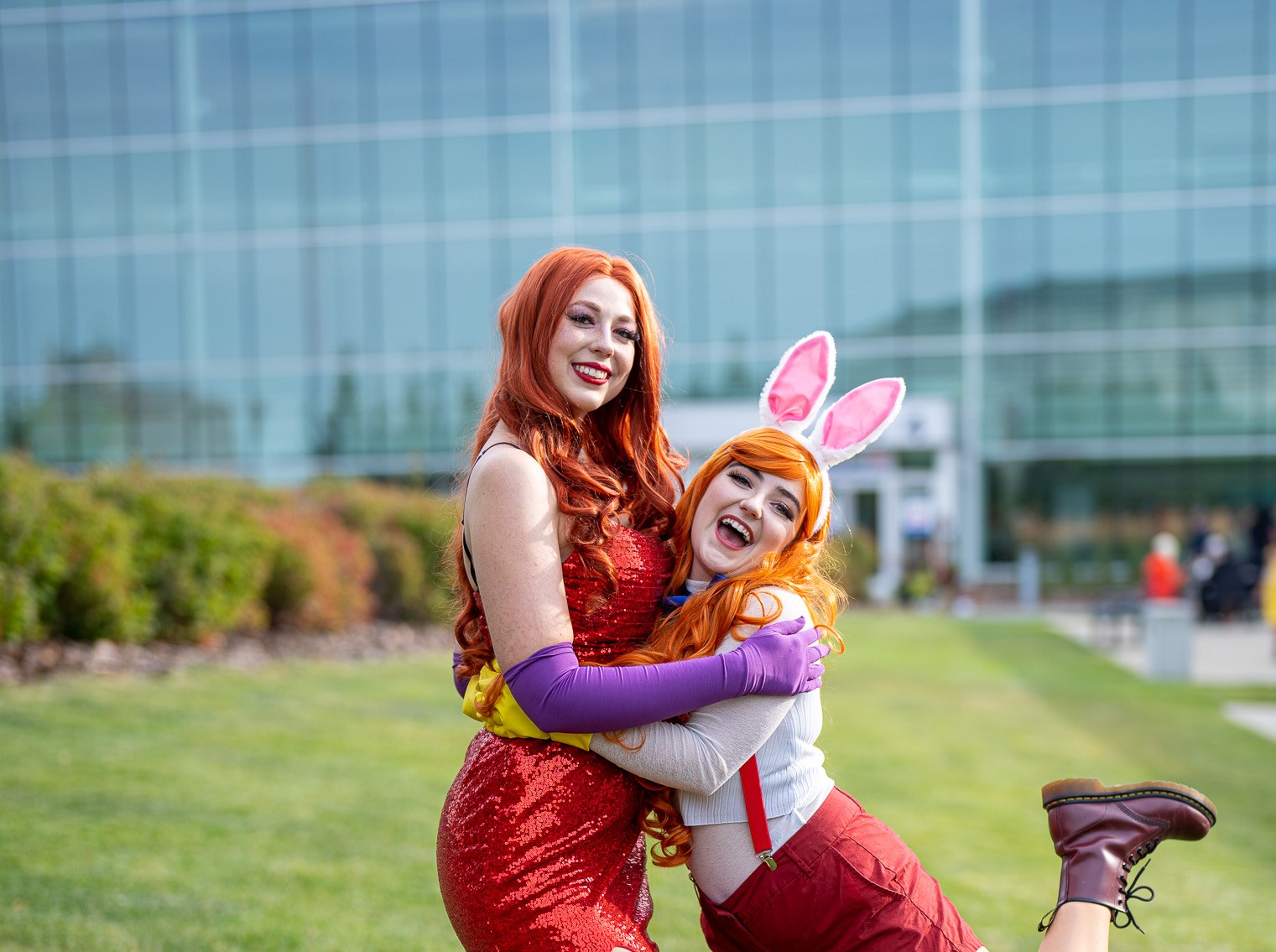 Cosplayer as Jessica rabbit hugging a cosplayer as Roger Rabbit
