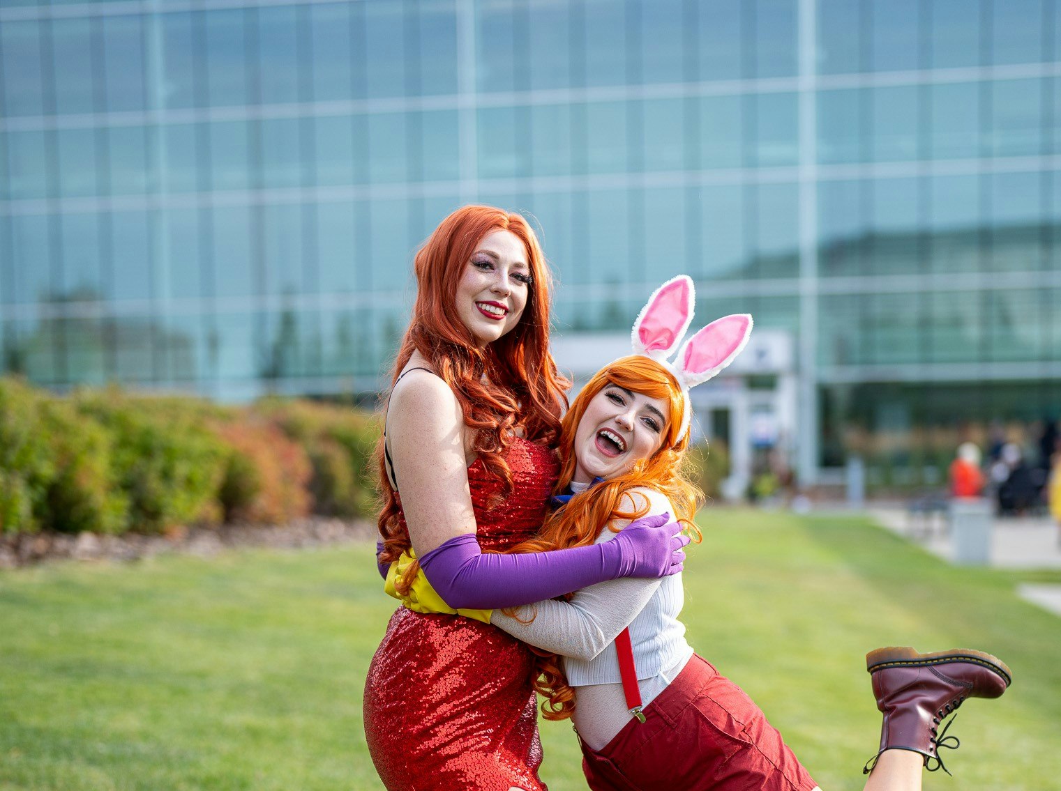 Cosplayer as Jessica rabbit hugging a cosplayer as Roger Rabbit