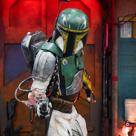 Mandalorian cosplayer poses in green armour