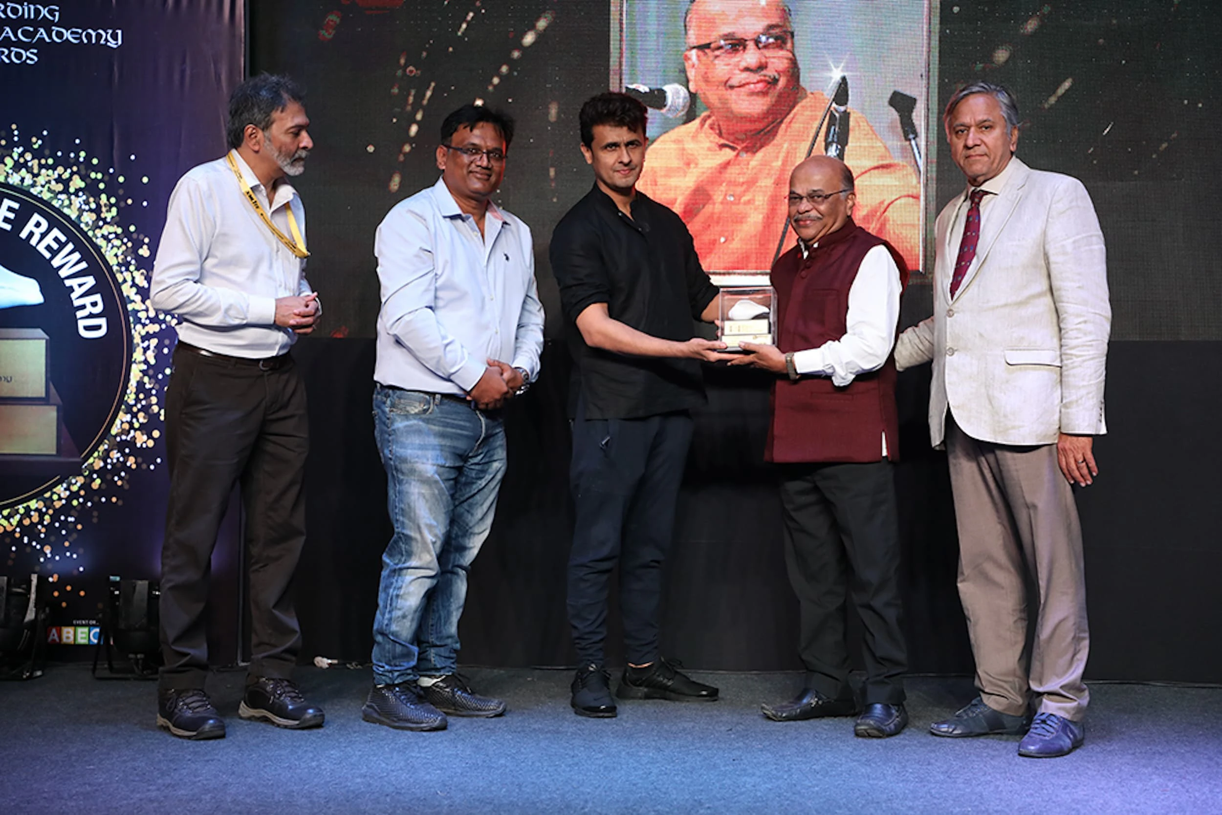 Ashok Patki accepts the Mahaguru Award for Contribution in Music Education from Sonu Nigam