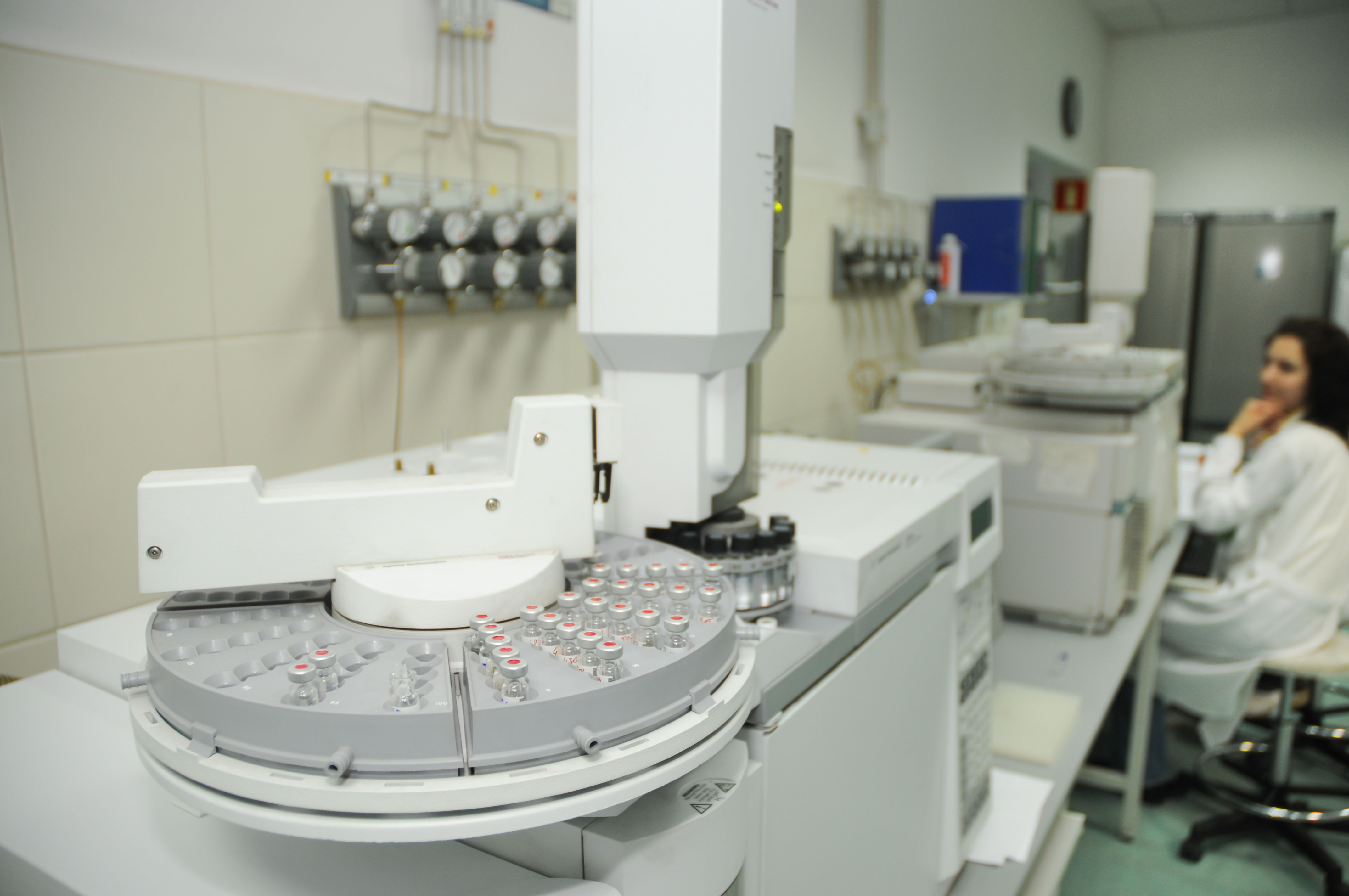 The image shows a gas chromatograph, which is an analytical instrument used to separate and analyze chemical compounds in a sample.