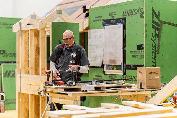 exhibitor having conversation with attendee