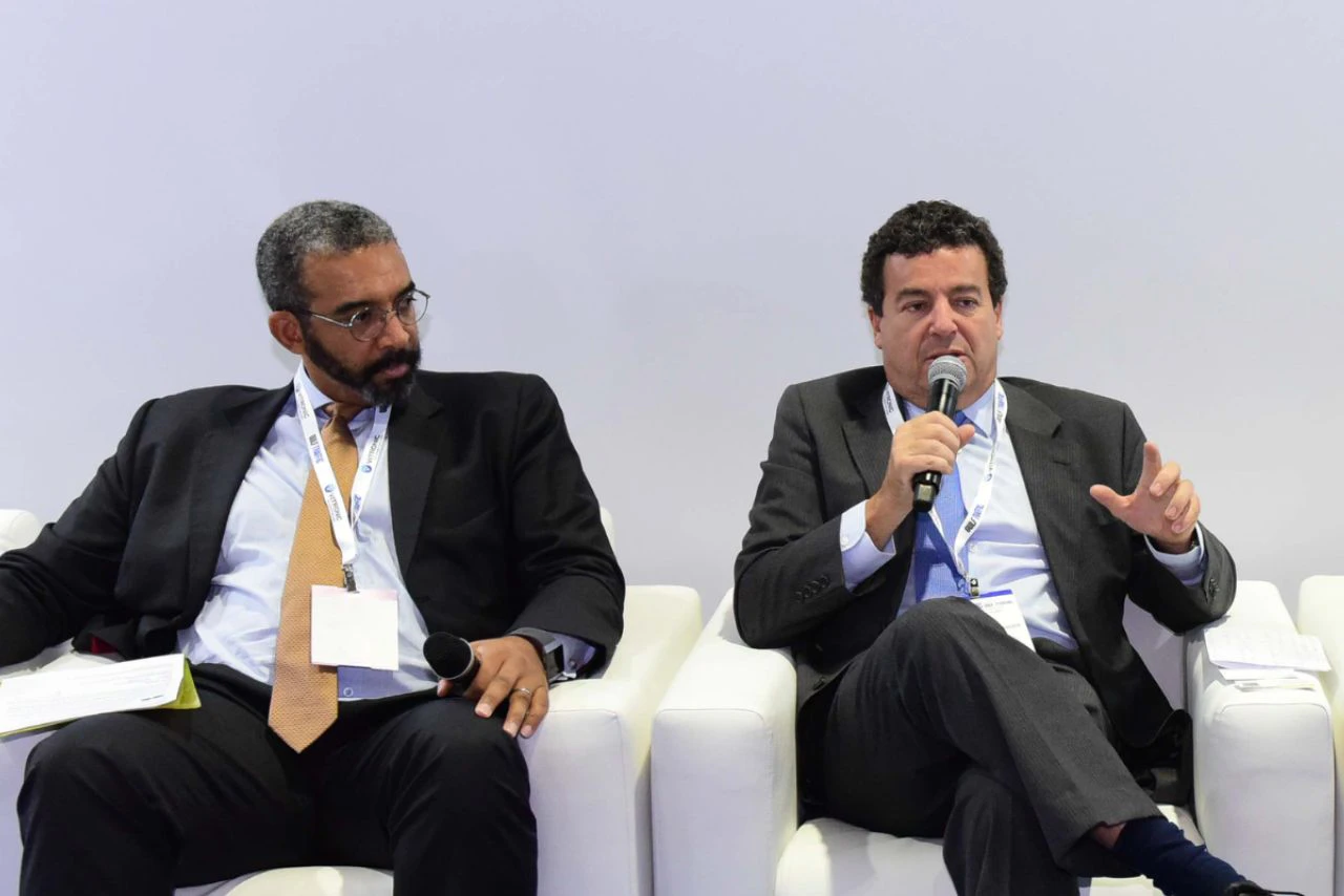 2 men in a conference.