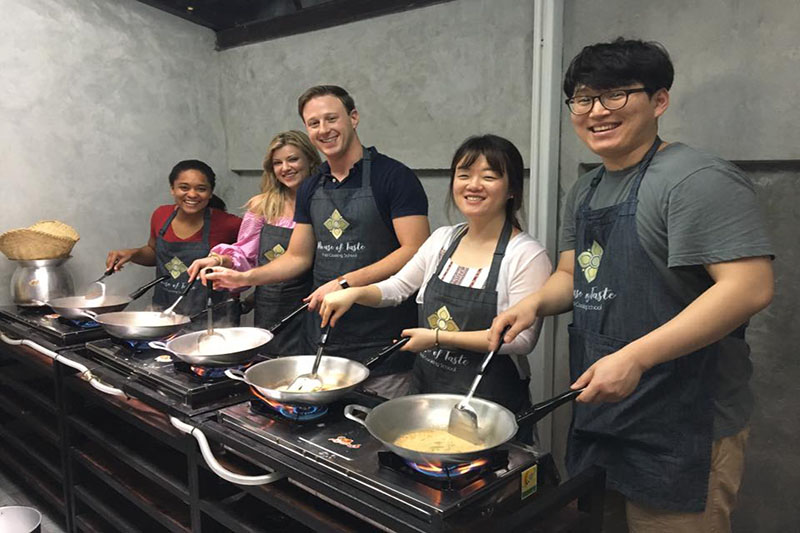 Group of people attending the Thai cooking class
