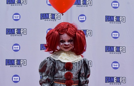 young girl cosplaying as the clown from the recent reboot of the IT films