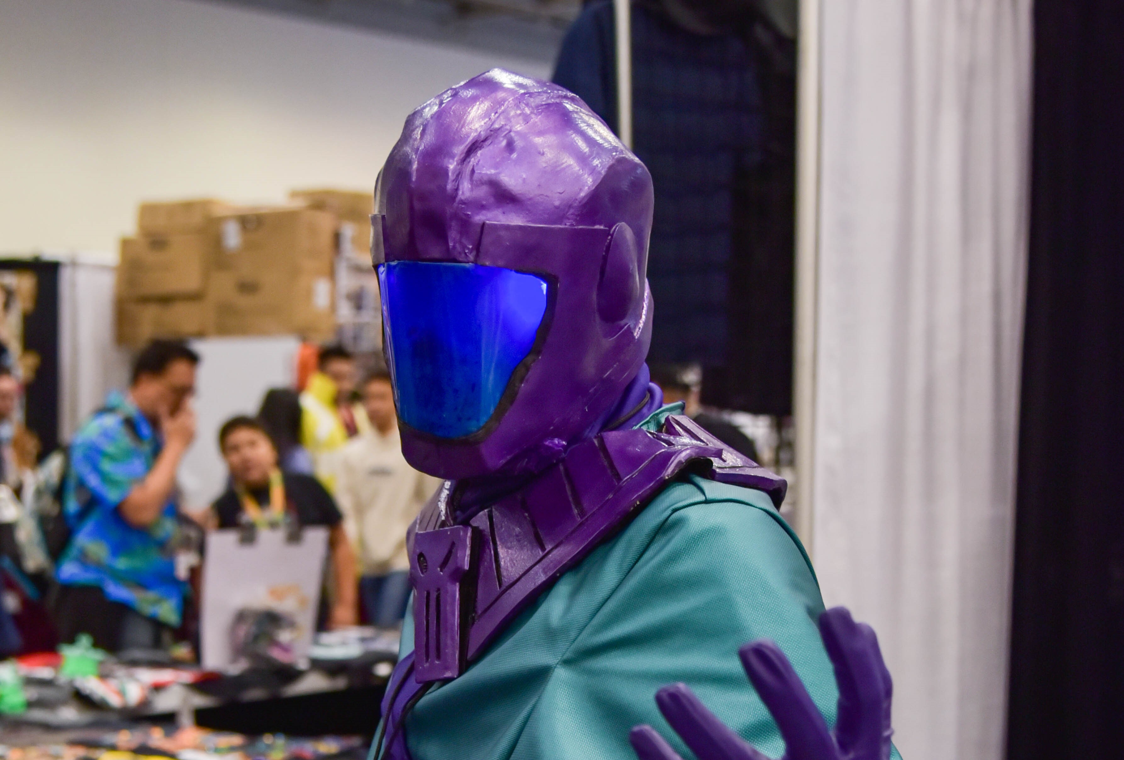 Cosplayer in purple and teal