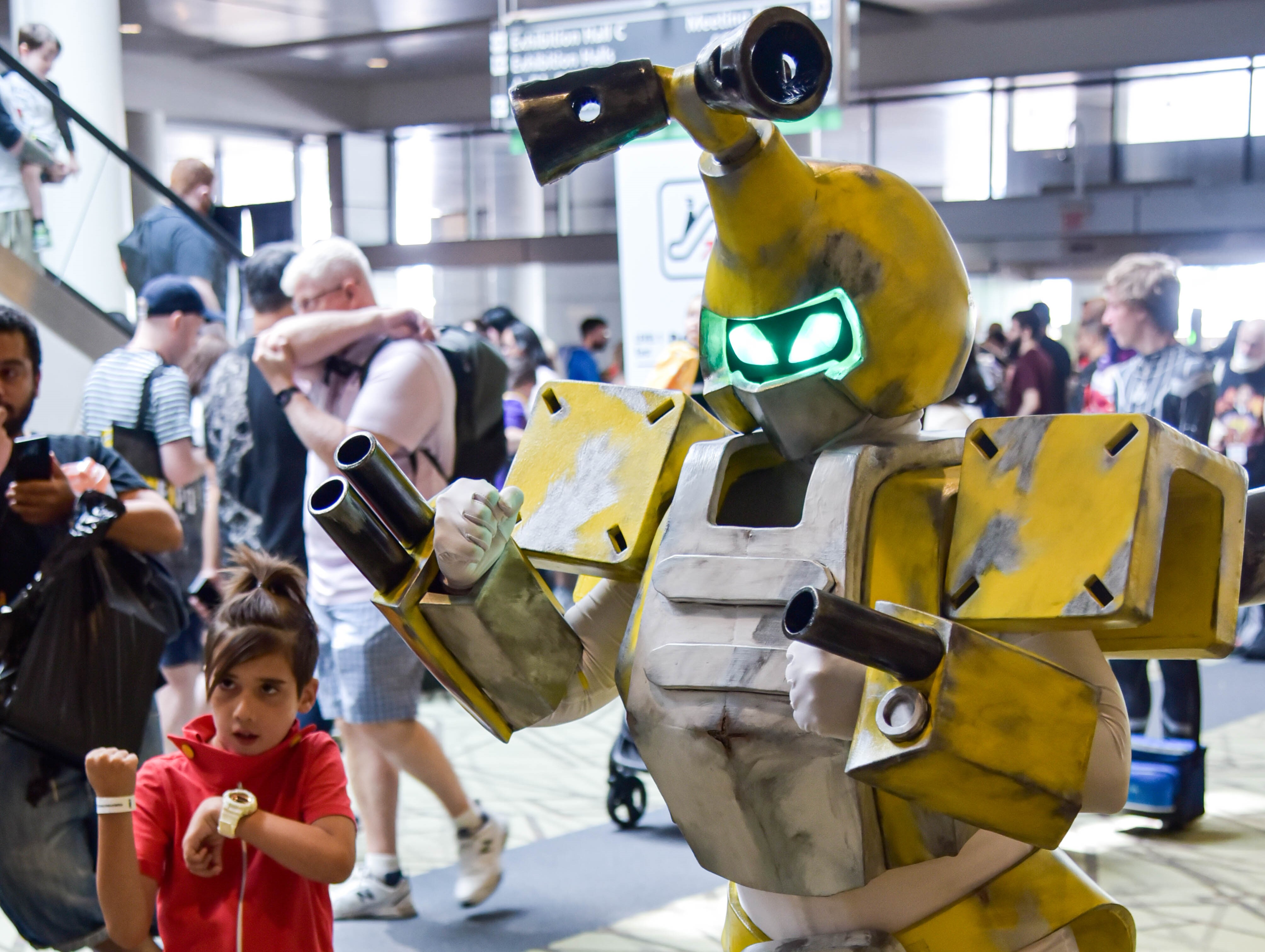 A parent and their child dressed up as characters from the Medabots franchise. The parent is dressed up as Metabee, while their child is Ikki Tenryou, the protagonist.