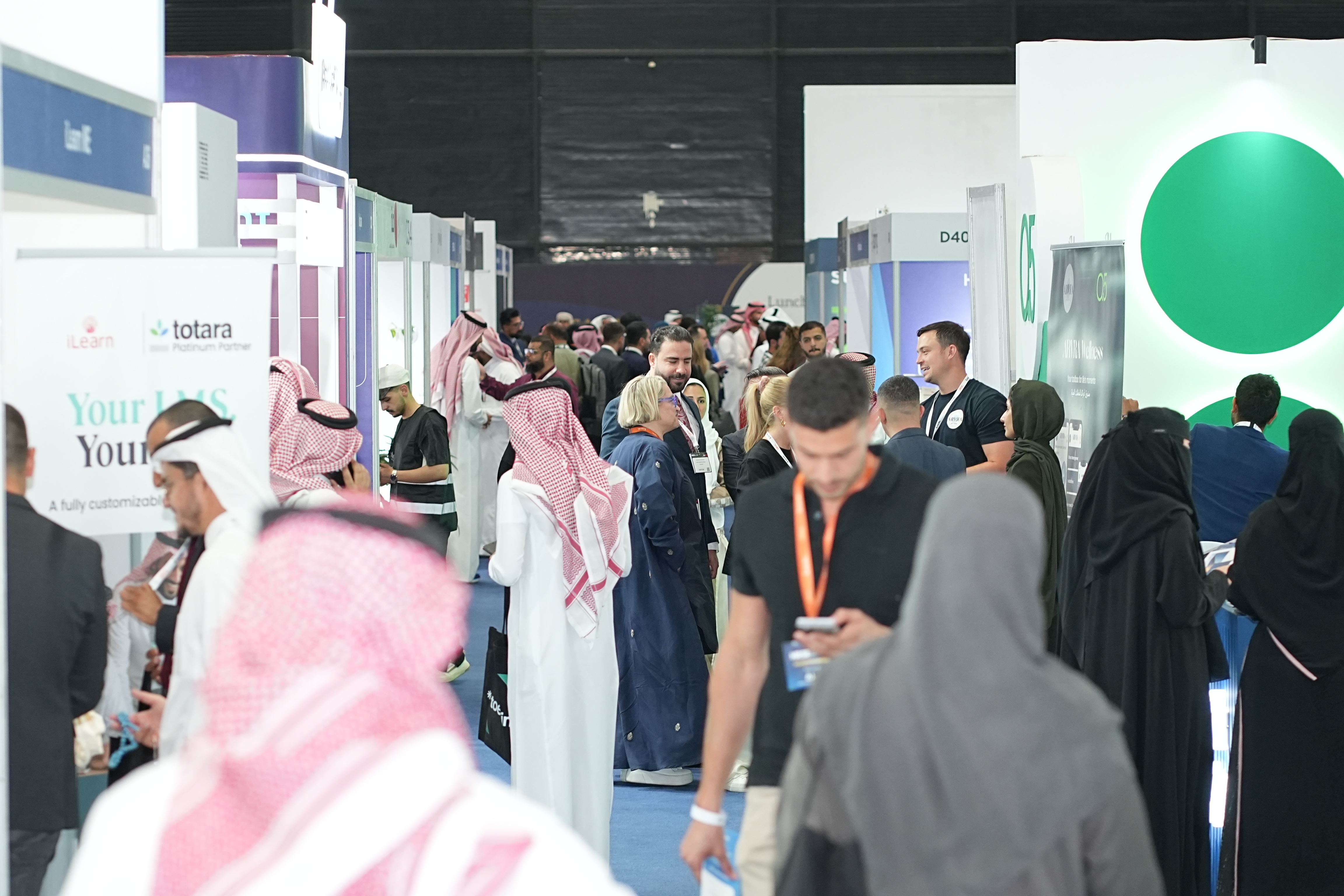 Crowds engaging with exhibitors at HRSE KSA (HR Summit & Expo) – Saudi Arabia’s leading HR event for decision-makers, networking, and business growth.
