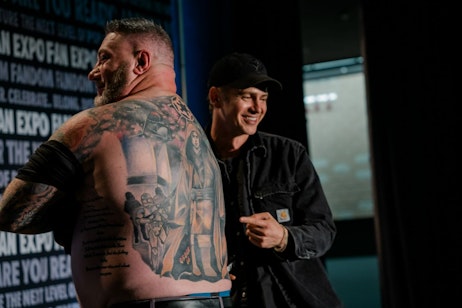 Hayden Christensen pointing at a guy's back tattoo of Order 66