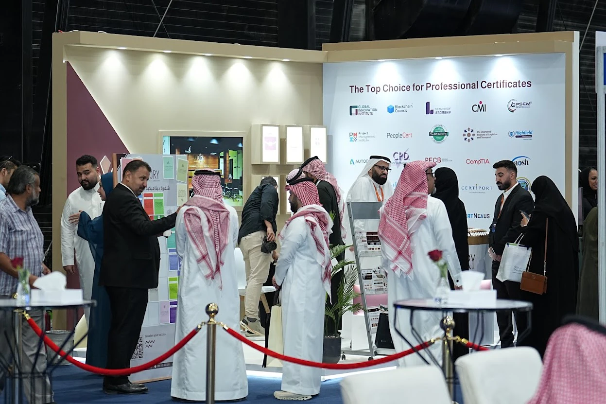 Crowds engaging with exhibitors at HRSE EGYPT (HR Summit & Expo) – Egypt's leading HR event for decision-makers, networking, and business growth.