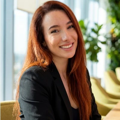 Delia Lazarescu Headshot