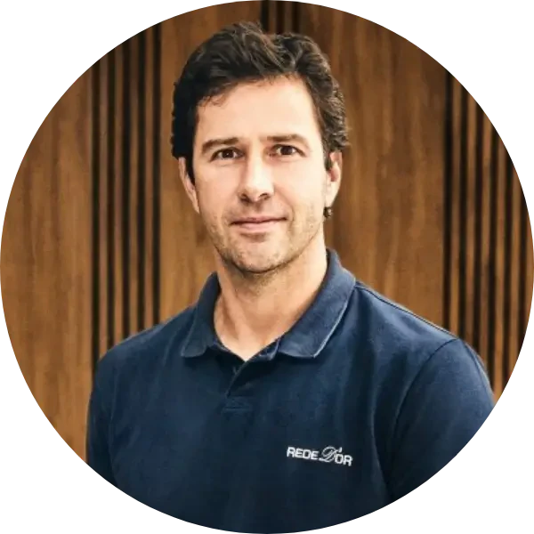 Foto de Paulo Moll, empresário com camisa azul marinho.