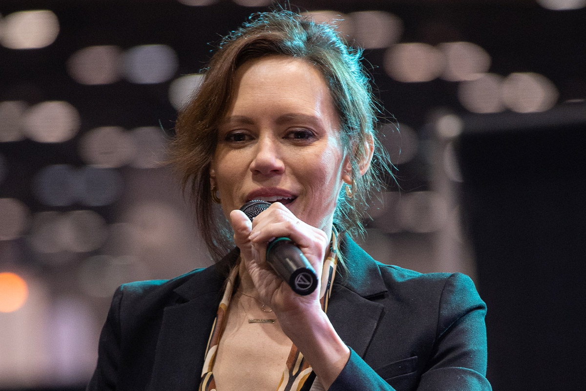 Emily Swallow sings the Supernatural theme song on stage