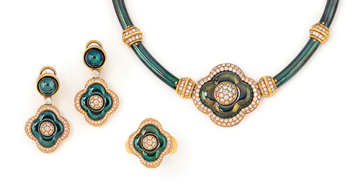 Golden colours in jewellery