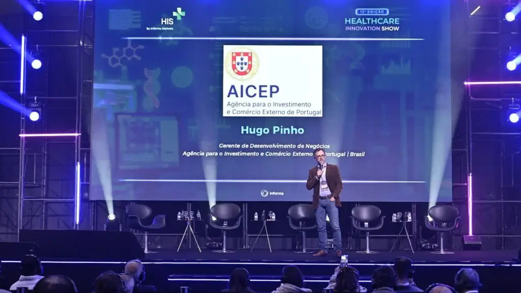 Hugo Pinho discursando sobre inovação e cooperação internacional no palco do Healthcare Innovation Show (HIS).