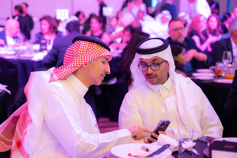 HR professionals networking during the Future Workplace Awards gala dinner in Dubai, engaging in discussions with peers.
