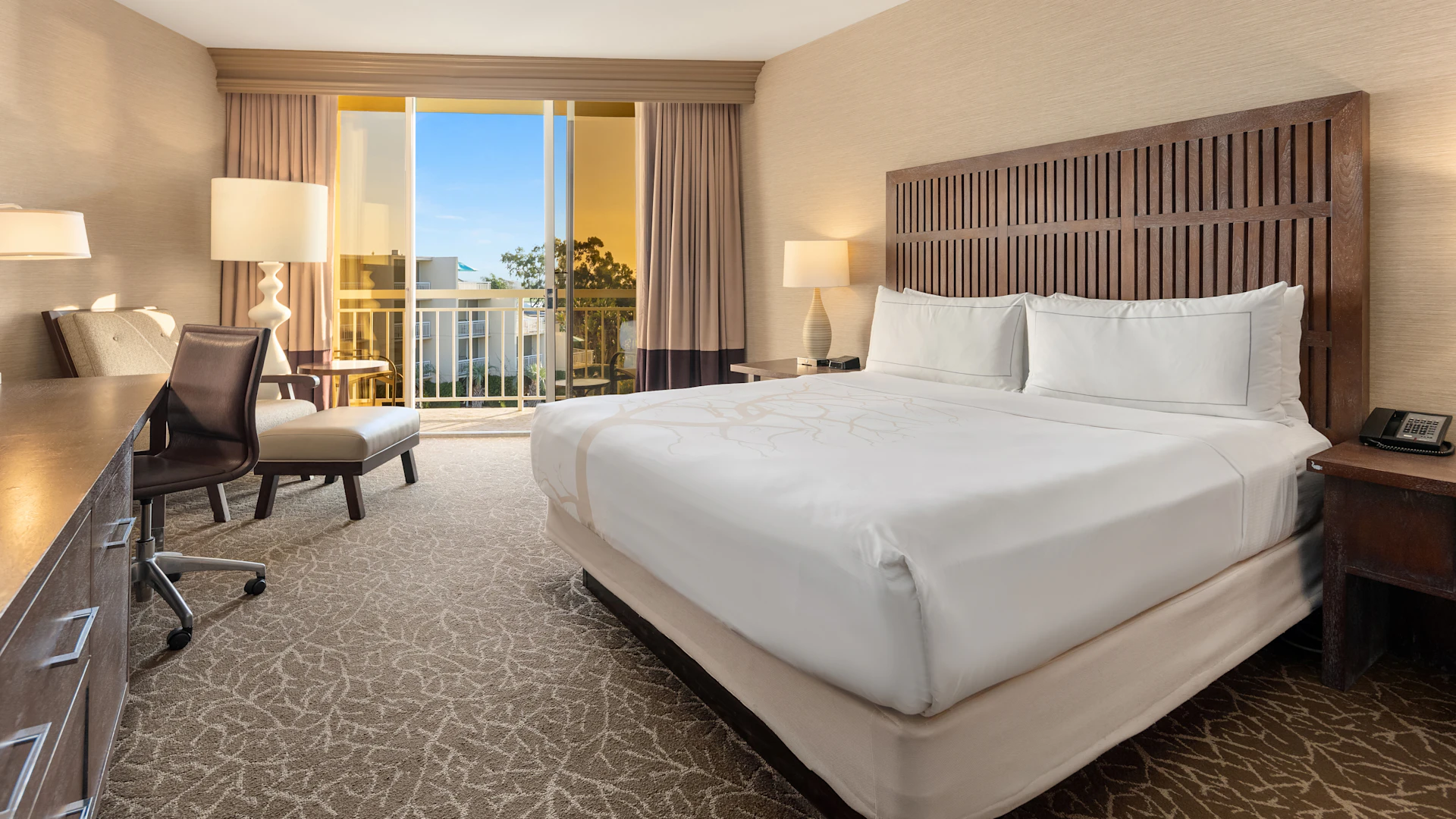 Hilton-La-Jolla-Torrey-Pines_Hotel_Bedroom