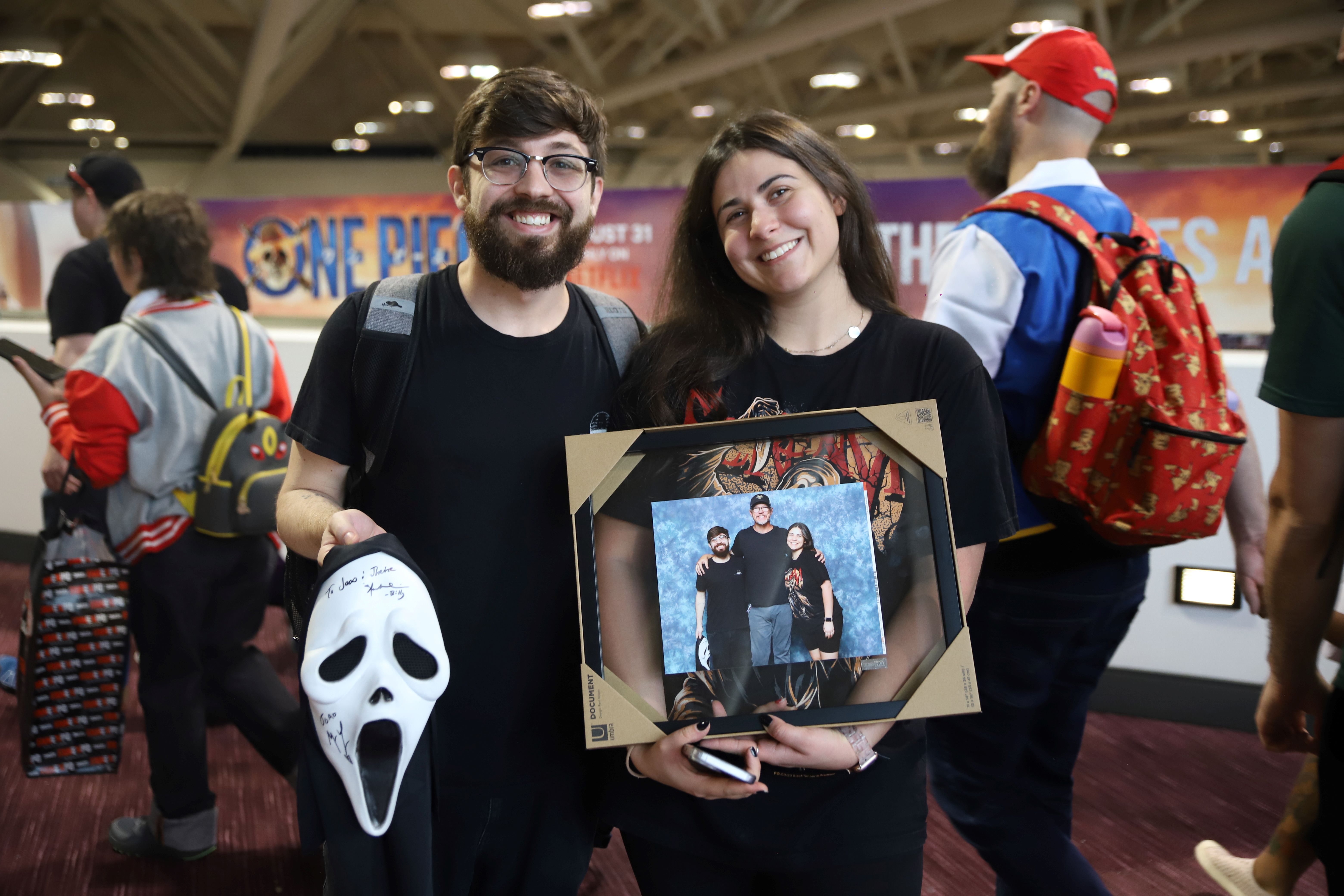 FANS POSE WITH THEIR SCREAM AUTOGRAPHS AND PHOTO OP