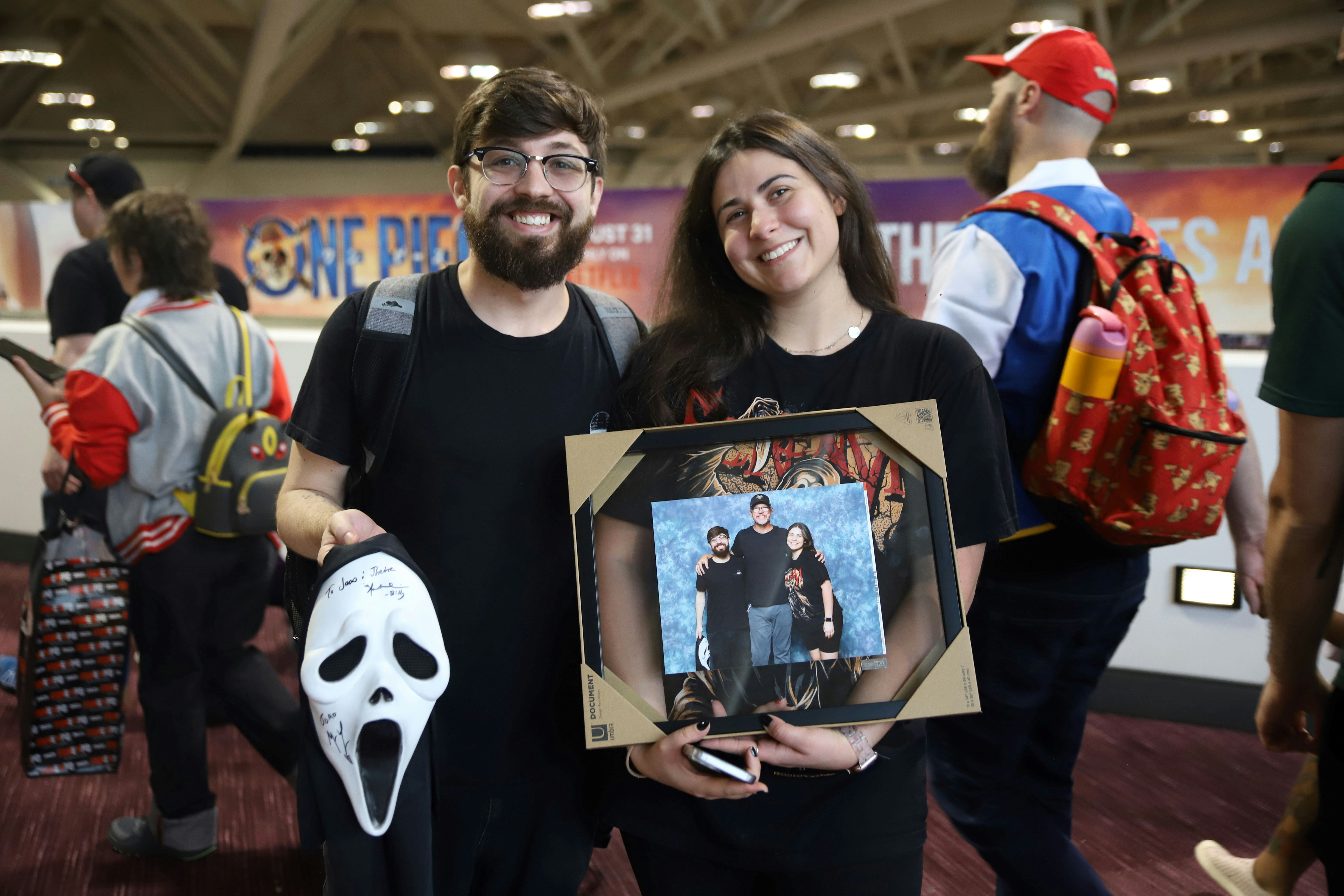 FANS POSE WITH THEIR SCREAM AUTOGRAPHS AND PHOTO OP