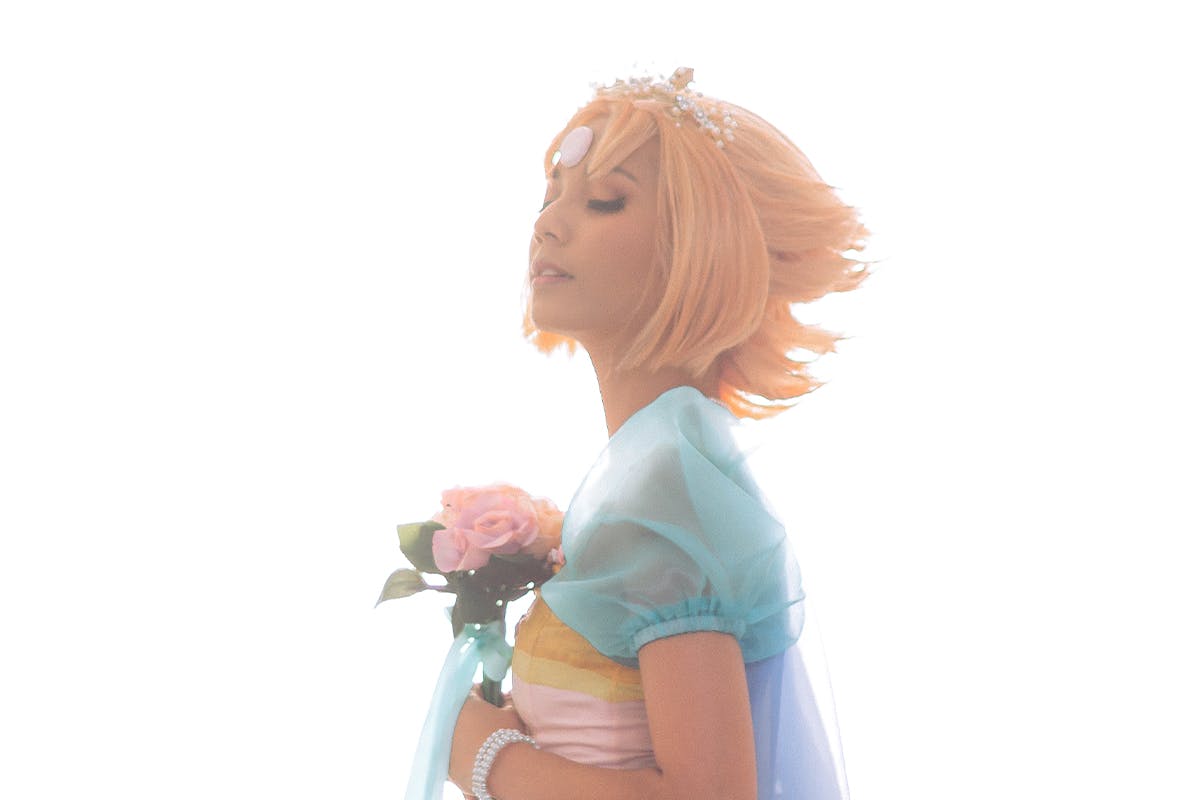 Akkeyroomi poses in a blue top on a pure white background