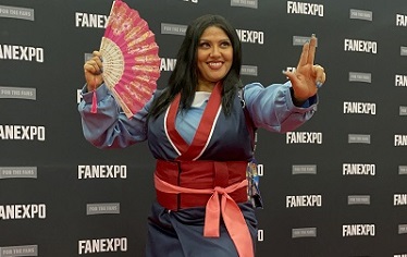 Female cosplayer dressed as Mulan from Disney's Mulan
