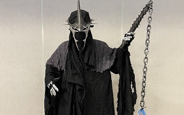 cosplayer dressed as the Witch-king of Angmar from Lord of the Rings