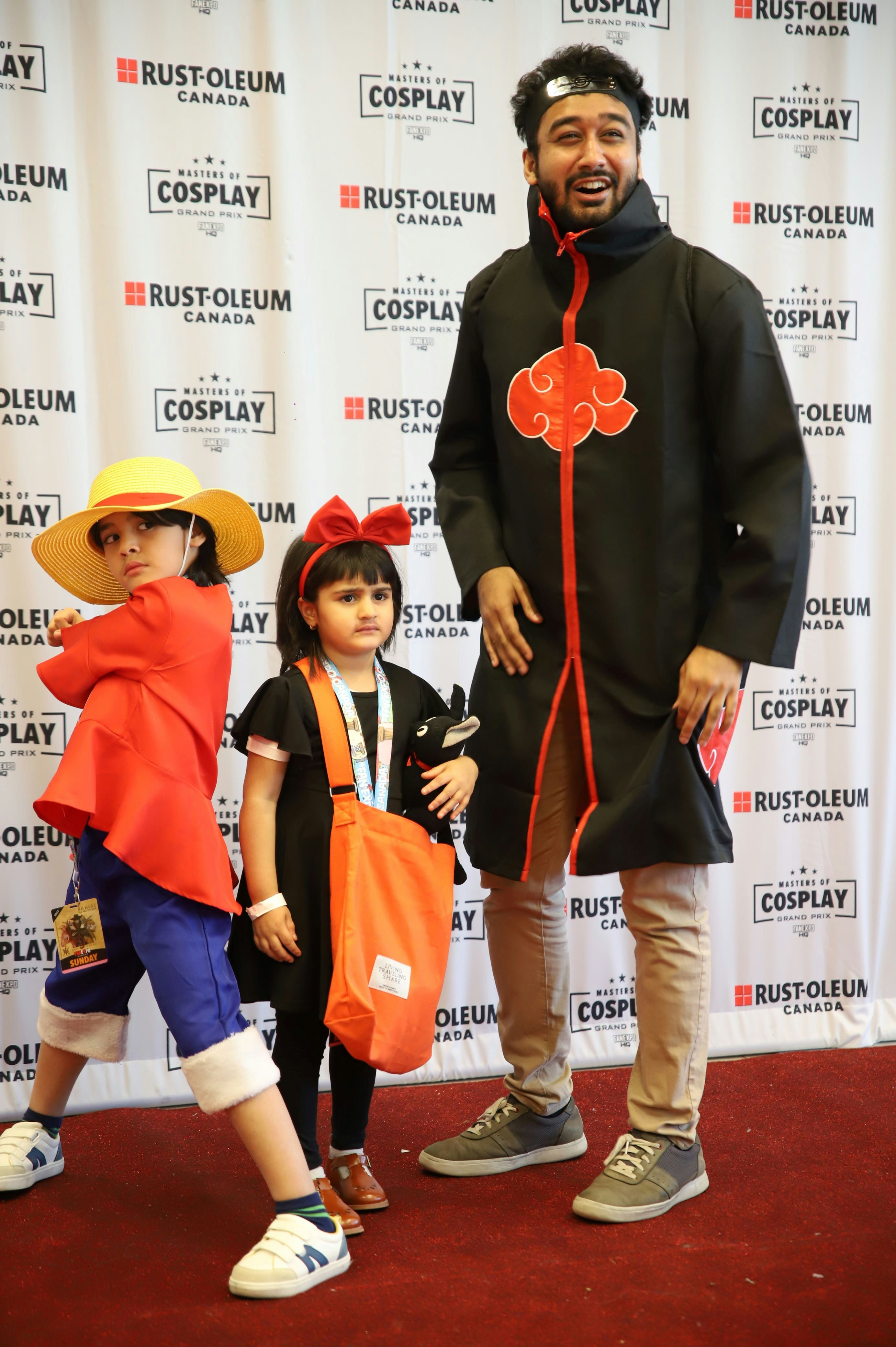 KIDS POSE ON THE RED CARPET