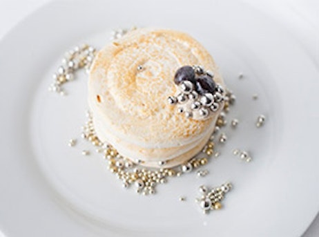 cake with sugar pearls