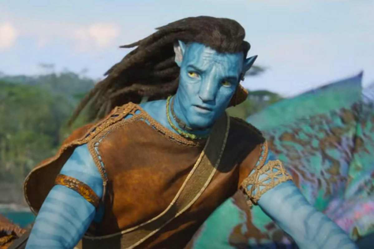 Avatar Jake Sully rides on a water animal wearing a brown leather top