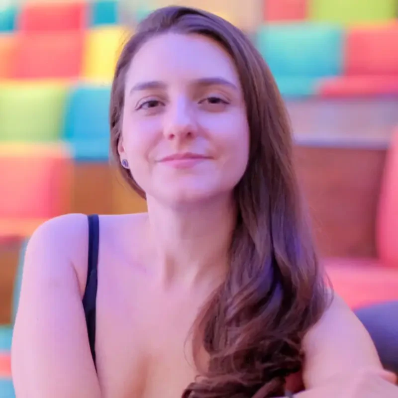 Juliana L. Campedelli, palestrante do Healthcare Innovation Show, mulher sorrindo de cabelo longo sobre ombro esquerdo.