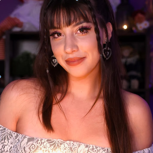 Kelsi Davies headshot